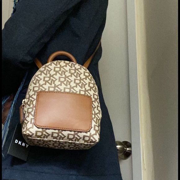 DKNY CROSSBODY “brayanna backpack” clutch purse in vegan leather monogram - Picture 4 of 6